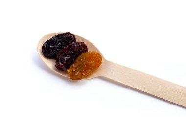 Beyaz arka planda kurumuş üzüm.