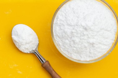 Sarı arka planda kabartma tozu.
