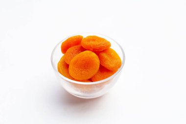 Beyaz arkaplanda kurumuş kayısılar.