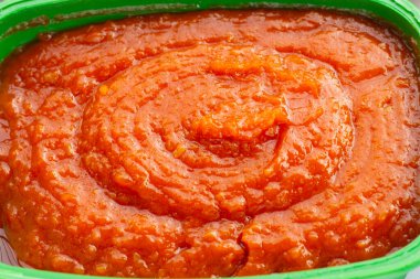 Beyaz arkaplanda Kore biber ezmesi.