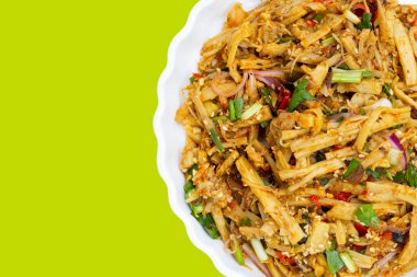 Baharatlı bambu salatası. Tayland yemeği.