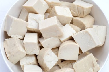 Beyaz kasede beyaz tofu.