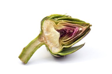 Beyaz arka plan üzerinde taze enginar.