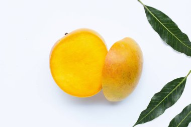 Tropik meyve, beyaz arka planda mango. Üst görünüm