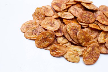 Beyaz arkaplanda muz cipsi