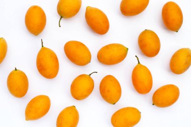 Beyaz arkaplanda yalıtılmış Marian erik meyvesi