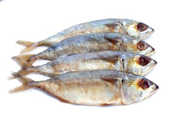 Beyaz arka plan üzerinde çiğ balık.