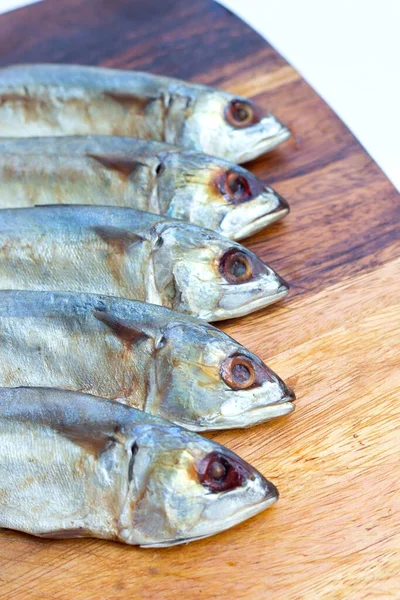 Gesalzener Fisch Auf Holzschneidebrett — Stockfoto