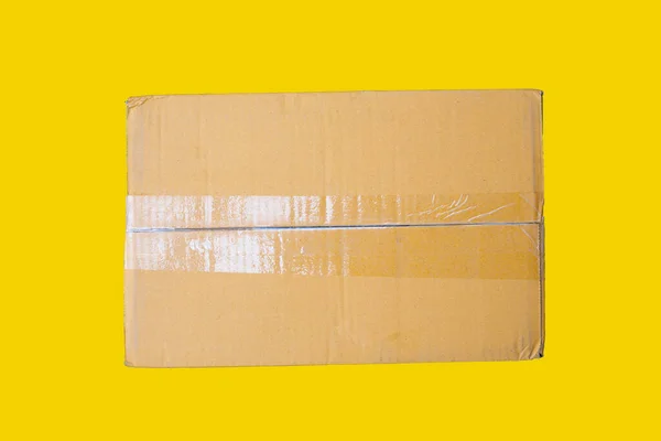 Caixa Papelão Com Furo Fundo Amarelo — Fotografia de Stock