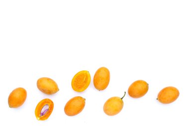 Beyaz arkaplanda yalıtılmış Marian erik meyvesi