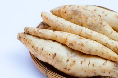 Beyaz arka planda tatlı patates.