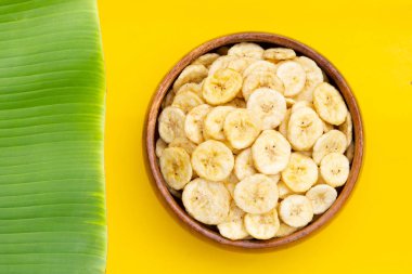 Sarı zemin üzerinde muz dilimleri.