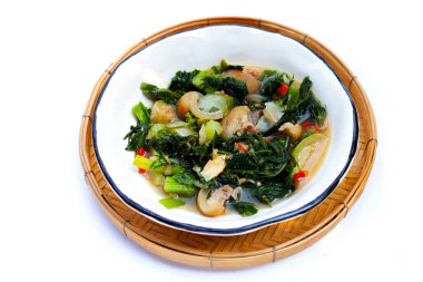 Domuz derisi ve sebzeli Tayland baharatlı çorba.