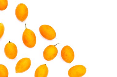 Beyaz arkaplanda yalıtılmış Marian erik meyvesi