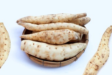 Beyaz arka planda tatlı patates.