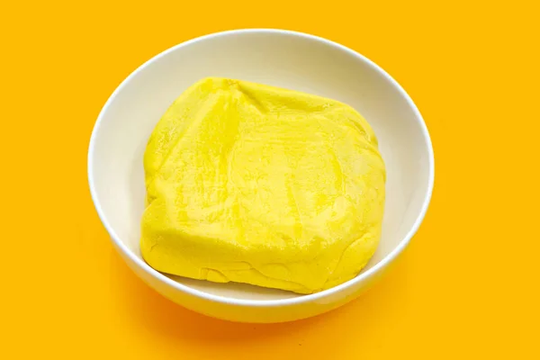 黄色背景的黄豆腐 — 图库照片