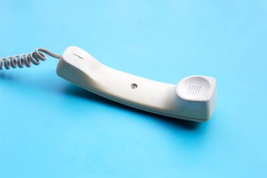 Mavi arkaplanda sabit telefon ahizesi.