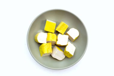 Beyaz zemin üzerine sarı tofu.