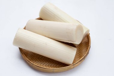 Beyaz arkaplanda yemek pişirmek için muz sapı.