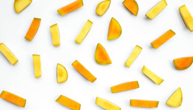 Beyaz arkaplanda mango dilimleri.
