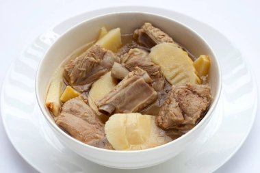 Domuz pirzolası çorbası ile taze bambu filizleri.