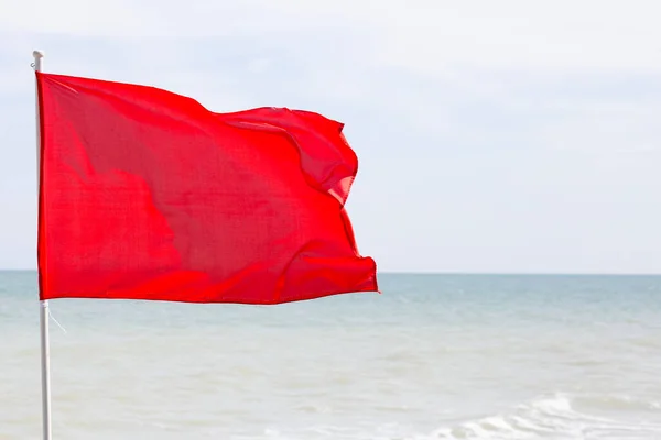 Una Bandera Roja Señal Advertencia Playa — Foto de Stock