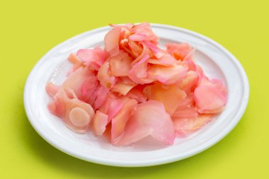 Zencefilli suşi, dilimlenmiş pembe turşu ve zencefil.