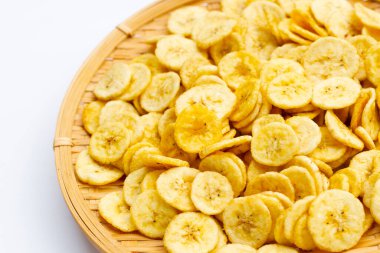 Beyaz arkaplanda muz dilimleri.