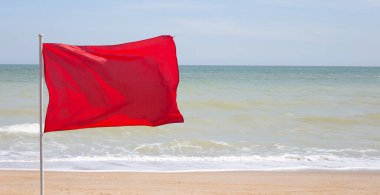Kırmızı bayrak. Sahilde uyarı işareti