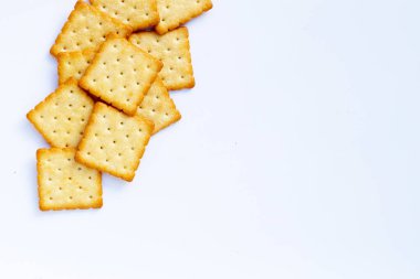 Beyaz arkaplanda kuru kraker kurabiyeleri.