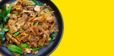 Soya soslu pilavlı erişte ve domuz eti.