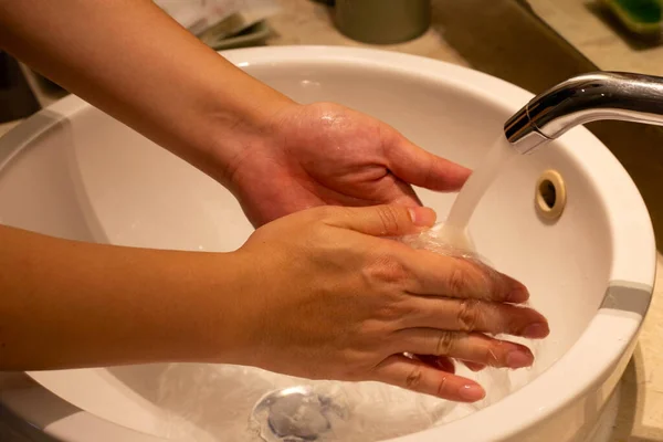 Ein Mann Beim Händewaschen Nahaufnahme — Stockfoto