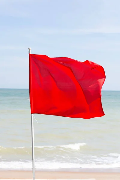 Una Bandera Roja Señal Advertencia Playa — Foto de Stock