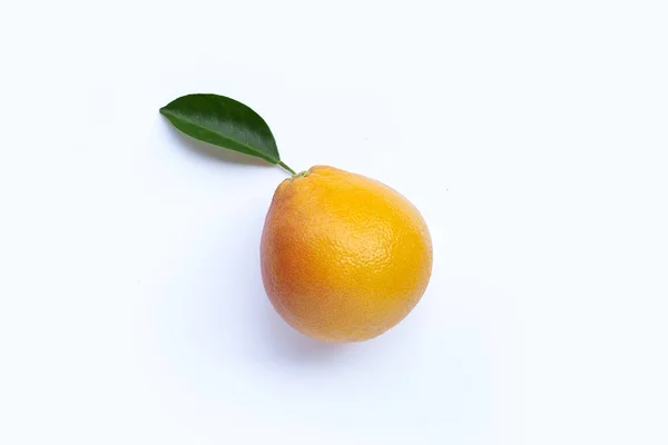高いビタミンC 白い背景に葉を持つジューシーなグレープフルーツ スペースのコピー — ストック写真