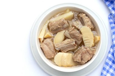 Domuz pirzolası çorbası ile taze bambu filizleri.