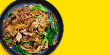 Soya soslu pilavlı erişte ve domuz eti.