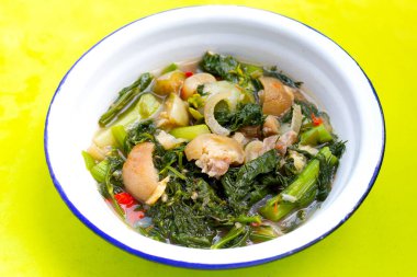 Domuz derisi ve sebzeli Tayland baharatlı çorba.