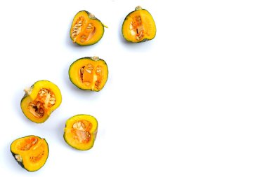 Beyaz arkaplanda yeşil balkabağı parçaları