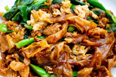 Soya soslu pilavlı erişte ve domuz eti.