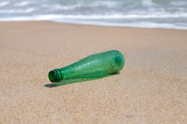 Green Plastic Bottle Beach — 图库照片