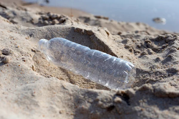 Plastik şişe sahilde