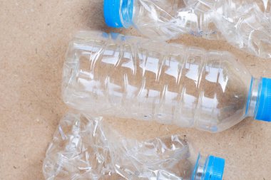 Kahverengi arka planda plastik şişeler.