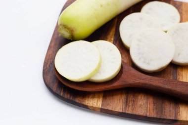 Dilimlenmiş Japon daikonu. Taze sebze.