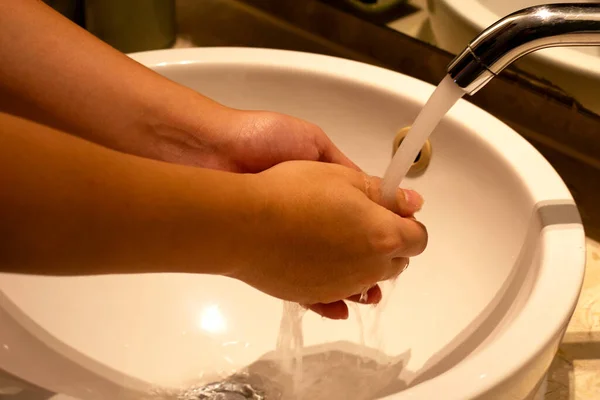 Een Man Die Handen Wast Sluiten — Stockfoto