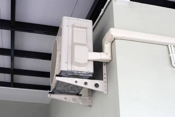 壁に設置されたエアコンコンプレッサー — ストック写真