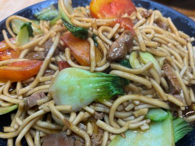 Çin usulü kızarmış erişte. Chow mein