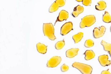 Beyaz arka planda Phlai dilimleri, Cassumumr zencefili veya zingiber montanyumu.