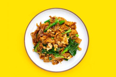 Soya soslu pilavlı erişte ve domuz eti.