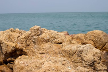 Deniz ve mavi gökyüzü ile kayalar