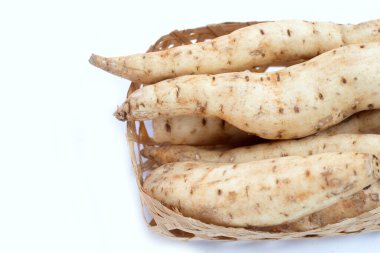 Beyaz arka planda tatlı patates.